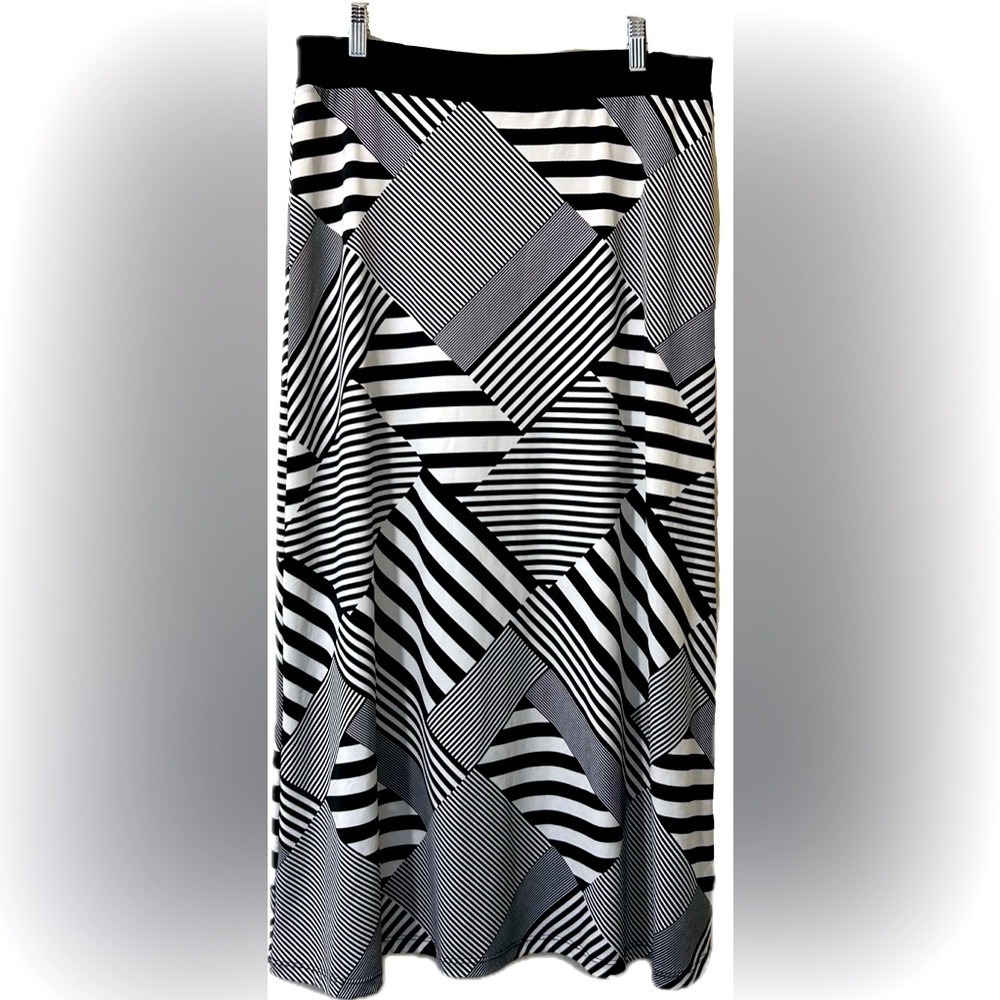 Laura Petites Black & White Stripe Patchwork Print Pull-on Maxi Skirt. Size L.